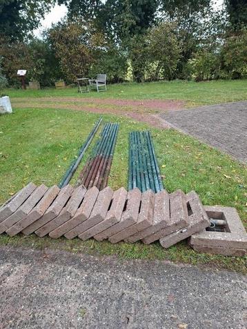 Stalen steigerbuizen en beton voetplaten beschikbaar voor biedingen