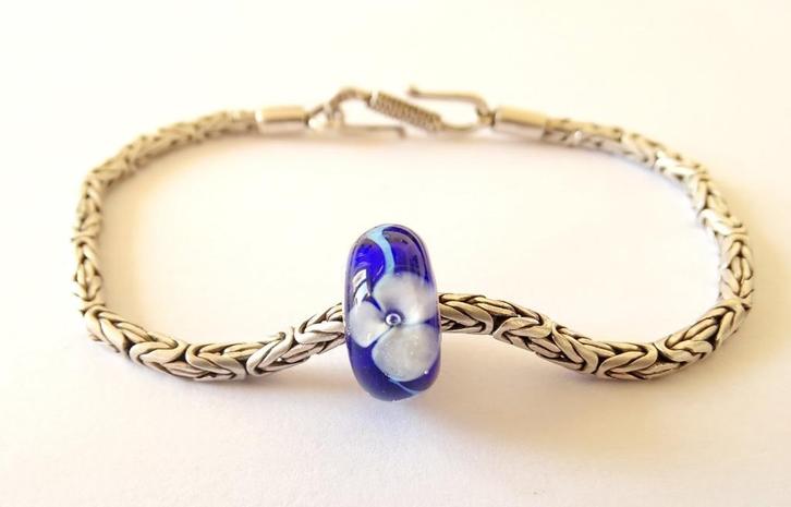 Donkerblauwe Pandora-stijl glaskraal met lichtgrijze bloemen, Sieraden, Tassen en Uiterlijk, Bedels, Nieuw, Pandora, Glas of Kristal