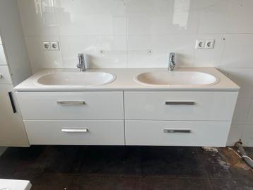 Wastafel met grohe kranen 160x50x54 en hangkast 176x35x32 beschikbaar voor biedingen