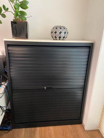 Zwart metalen kasten  met planken en hangmapframe beschikbaar voor biedingen