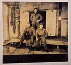 KL Korea Foto met drie militairen, UN embleem, Kor. medaille, Verzenden, Landmacht, Nederland, Embleem of Badge