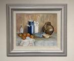 Schilderij stilleven kannen, kruik en fruit.