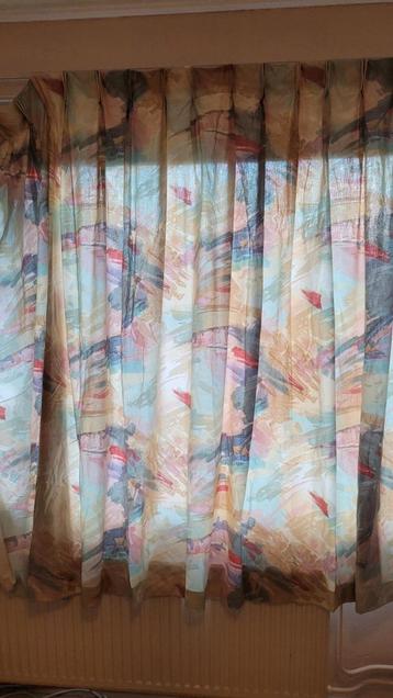 Mooie gordijnen beschikbaar voor biedingen