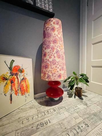 1970’s Vloerlamp met opaline Voet en Gebloemde Kap beschikbaar voor biedingen
