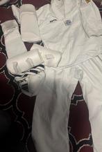 Taekwondo Pak & Bescherming - Kwon maat 40, Sport en Fitness, Vechtsporten en Zelfverdediging, Gebruikt, Taekwondo, Vechtsportpak