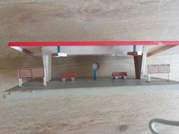 Oud blikken stationsgebouw  (schaal HO) beschikbaar voor biedingen