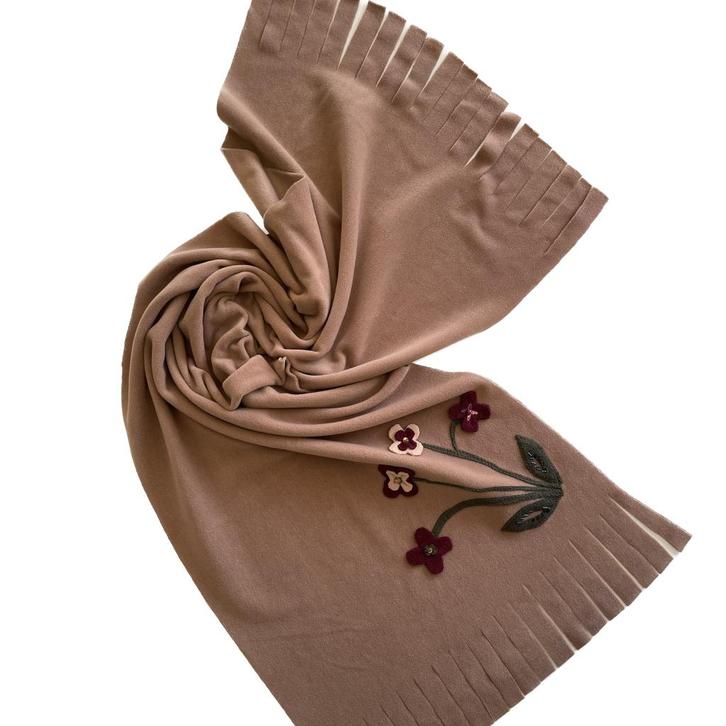 Fleece licht bruine sjaal upscaled met bloemen van vilt., Kleding | Dames, Mutsen, Sjaals en Handschoenen, Nieuw, Sjaal, Verzenden