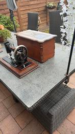 Oude handnaaimachine  met deksel en sleutel, Antiek en Kunst, Antiek | Naaimachines, Ophalen