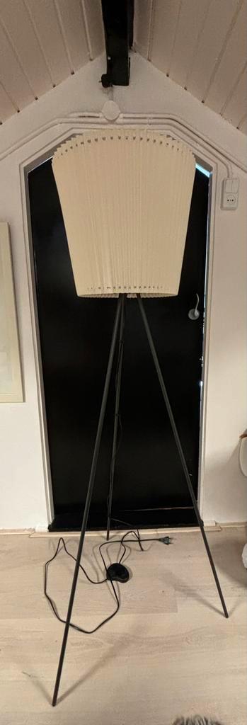 Vloerlamp beschikbaar voor biedingen