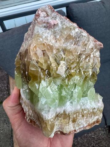 Regenboog Calciet beschikbaar voor biedingen