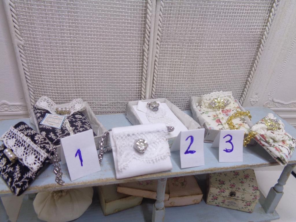 Mooie blouse met bijpassende tas...Poppenhuis 1:12.(Nr W16 ), Ophalen of Verzenden, Nieuw, Poppenhuis