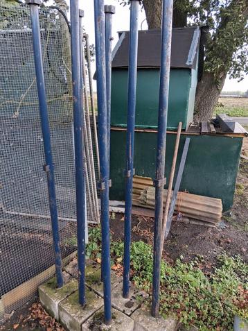 Metalen staanders met betonvoet 2 meter beschikbaar voor biedingen