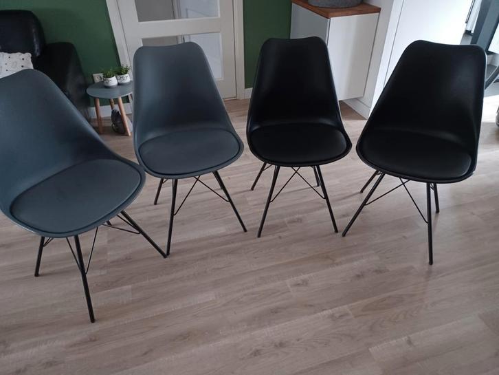 Eetkamerstoelen Klarup (4 stuks 2 grijze en 2 zwarte)., Huis en Inrichting, Stoelen, Vier, Grijs, Ophalen
