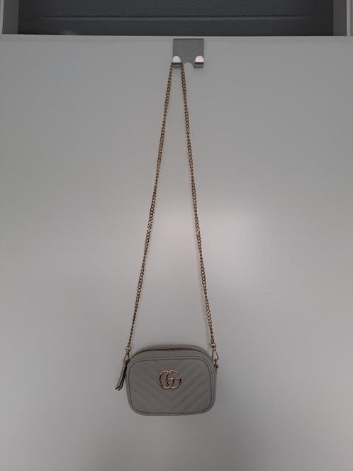 NEP grijs tasje met gouden Gucci 'logo' + ketting en riem, Sieraden, Tassen en Uiterlijk, Tassen | Damestassen, Gebruikt, Schoudertasje
