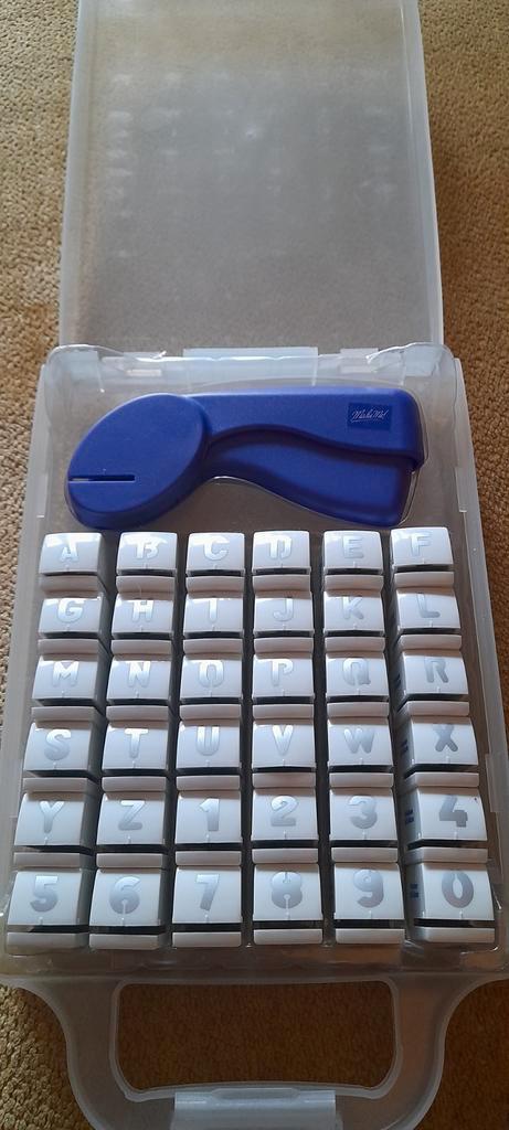 Make Me! Lettertang/ Pons in Bewaarkoffer, Hobby en Vrije tijd, Stempelen, Zo goed als nieuw, Overige typen, Ophalen of Verzenden