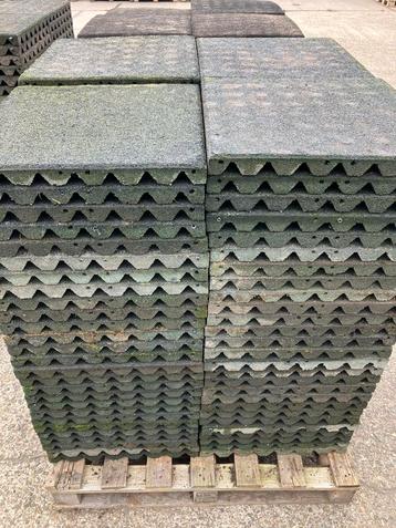 76 vochtdoorlatende rubberen tegels 50x50x4cm beschikbaar voor biedingen