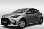Toyota Yaris 1.5 Hybrid Active (bj 2023, automaat), Auto's, Toyota, Te koop, Zilver of Grijs, 92 pk, Hatchback