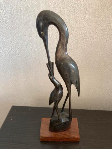 Kraanvogel sculptuur van runderhoorn beschikbaar voor biedingen