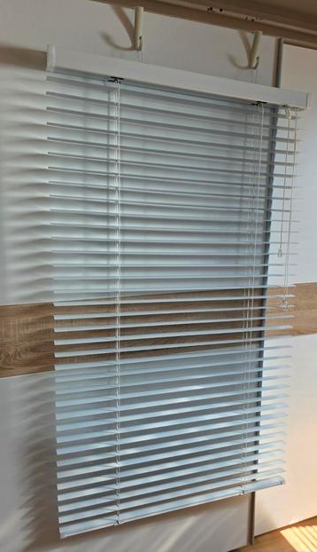 Witte jaloezieën van zware kwaliteit,  perfecte staat. beschikbaar voor biedingen