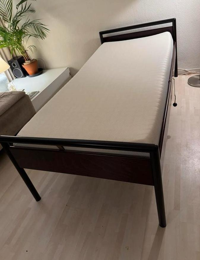 Auping elektrisch verstelbaar seniorenbed, Huis en Inrichting, Slaapkamer | Bedden, Gebruikt, Eenpersoons, 90 cm, 200 cm, Hout