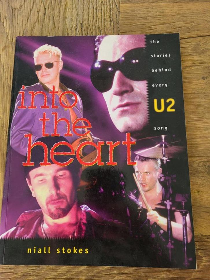 Boek Into the Heart, the stories behind every U2 song, Boeken, Muziek, Zo goed als nieuw, Artiest, Ophalen of Verzenden