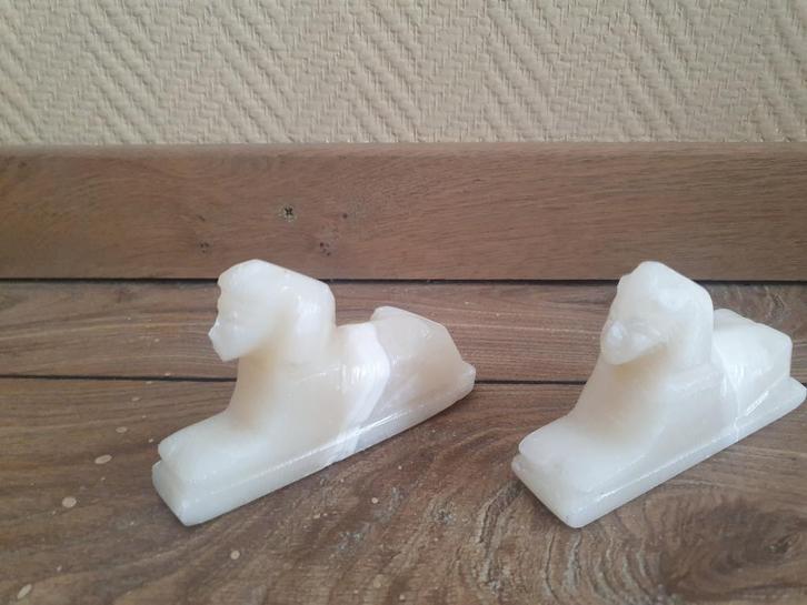 2 onyx beeldjes van een sfinx, Antiek en Kunst, Curiosa en Brocante, Ophalen of Verzenden