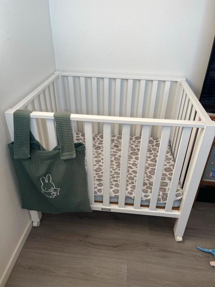 Bobita box, Kinderen en Baby's, Boxen, Zo goed als nieuw, Vierkant, In hoogte verstelbaar, Boxkleed, Wieltjes, Ophalen