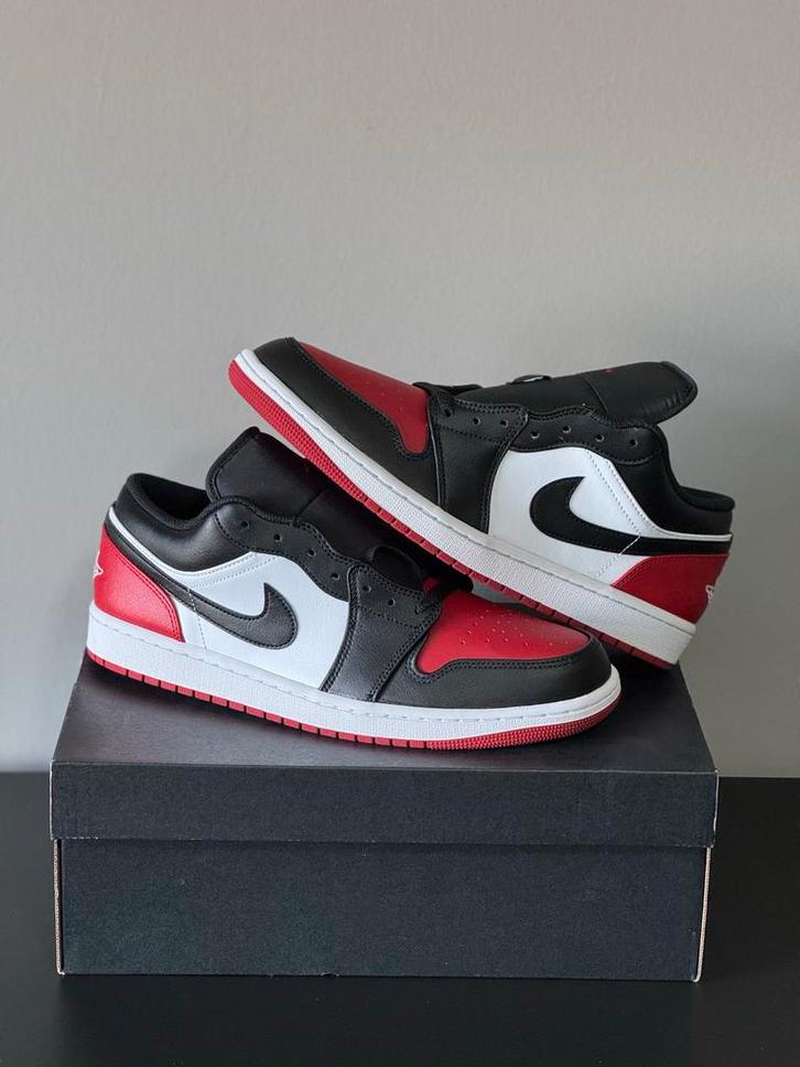 Jordan 1 Low Bred Toe 2.0 - Maat 45, Kleding | Heren, Schoenen, Nieuw, Sneakers of Gympen, Zwart, Ophalen of Verzenden