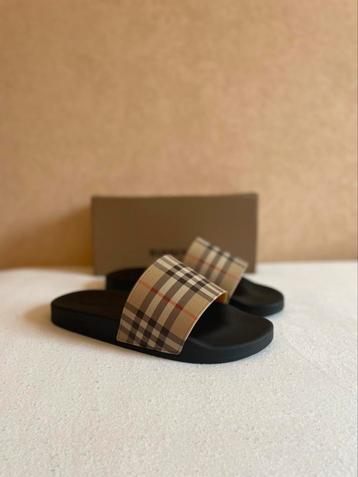 Burberry Slippers beschikbaar voor biedingen