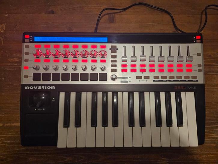 Novation SL25 MKII met doos, Muziek en Instrumenten, Midi-apparatuur, Gebruikt, Ophalen of Verzenden