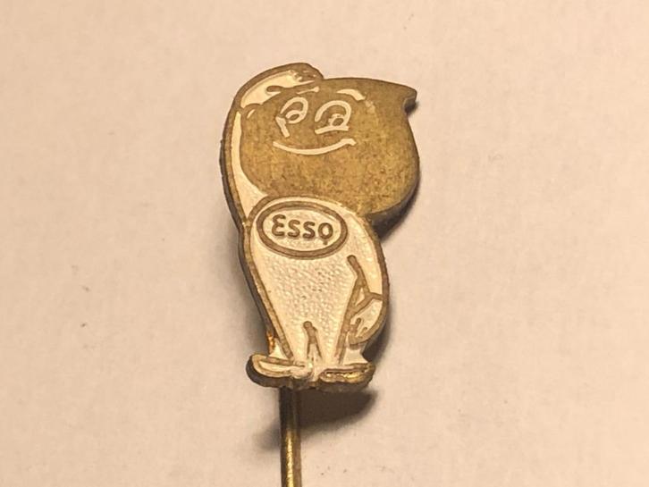 Metalen ESSO DRUPPELMANNETJE Speld (Wit/Messingkleur)., Verzamelen, Speldjes, Pins en Buttons, Zo goed als nieuw, Speldje of Pin
