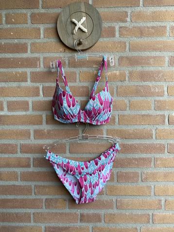 Rosa faia bikini beschikbaar voor biedingen