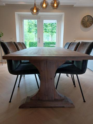 Eettafel beschikbaar voor biedingen