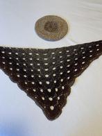 3 Hoeksjaal met baret in Duitse Sint Jakobsschelp patroon., Maat 46/48 (XL) of groter, Nieuw, Ophalen of Verzenden, Gehaakt