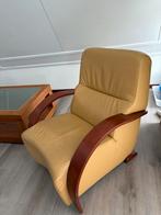 Fauteuil Oker geel leer met houten leuningen, Huis en Inrichting, Fauteuils, Ophalen, Strak, Gebruikt, 50 tot 75 cm