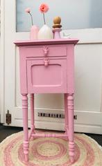 Roze nachtkastje met marmer blad - kinderkamer, Antiek en Kunst, Antiek | Meubels | Kasten, Ophalen