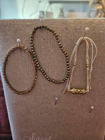 Gouden armbanden set beschikbaar voor biedingen