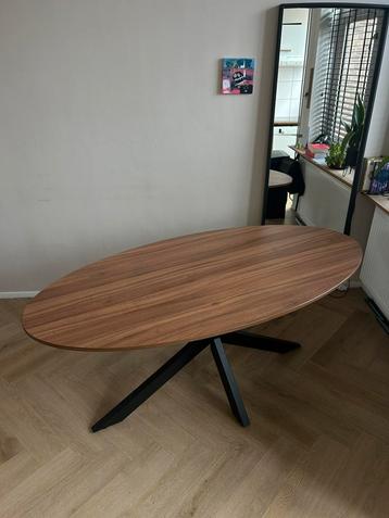 Mooie ovalen eettafel beschikbaar voor biedingen