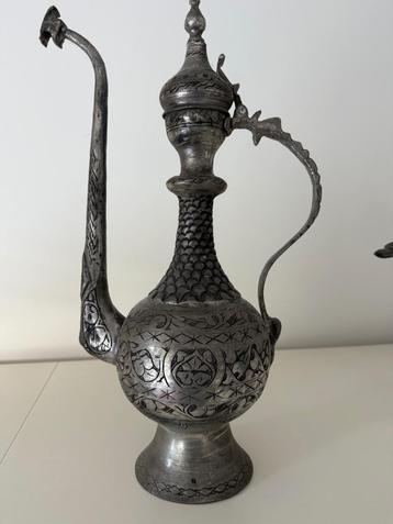 Oosterse metalen schenkkruik beschikbaar voor biedingen