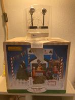 Kerstdorp kerstboomverkoper en spotlights, Diversen, Kerst, Ophalen of Verzenden, Zo goed als nieuw