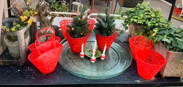 Vintage bloemenmandjes rood opengewerkt 8st. Voor €32,50 beschikbaar voor biedingen