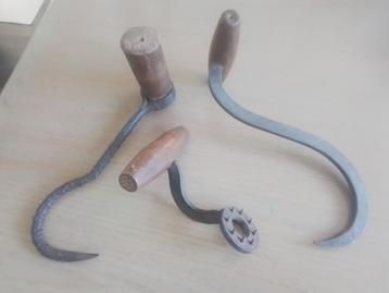 3 antieke handwerktuigen  beschikbaar voor biedingen