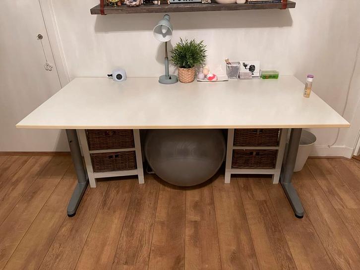 IKEA Bureau - Verstelbaar, Huis en Inrichting, Bureaus, Gebruikt, Bureau, In hoogte verstelbaar, Ophalen of Verzenden