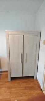 Witte houten kledingkast met structuur, Huis en Inrichting, Kasten | Kledingkasten, 100 tot 150 cm, Grenenhout, Met hangruimte