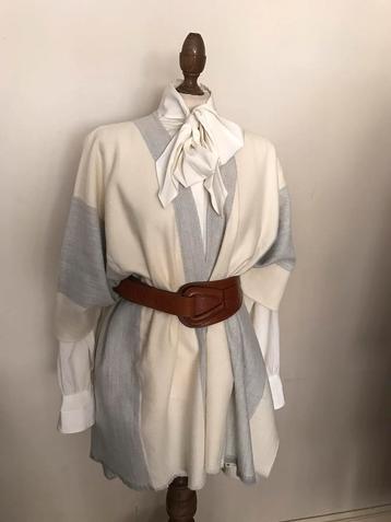 VINTAGE OMSLAGDOEK/CAPE ROOMWIT beschikbaar voor biedingen