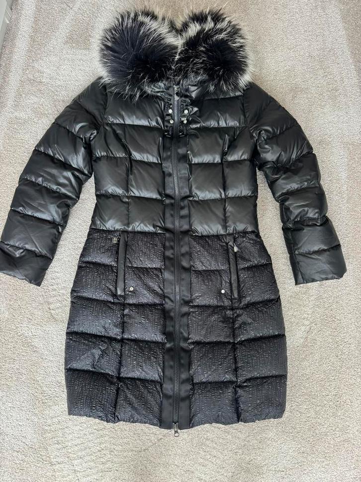 Mooie zwarte jas van Sport Alm met vossenbont kraag maat 36, Kleding | Dames, Jassen | Winter, Zo goed als nieuw, Maat 36 (S)