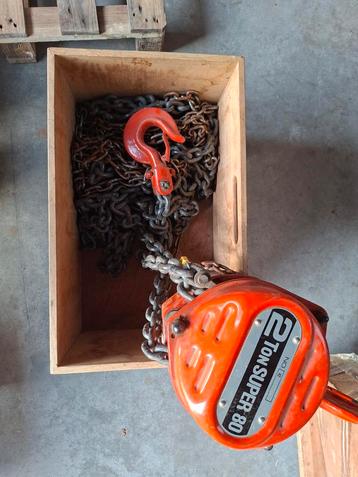 Takel met kettingen. beschikbaar voor biedingen