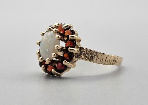 Gouden Vintage ring met edelsteen opaal en granaat. 2024/133, Sieraden, Tassen en Uiterlijk, Antieke sieraden, Ring, Goud, Met edelsteen