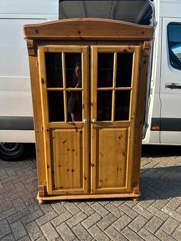Grenen kast beschikbaar voor biedingen