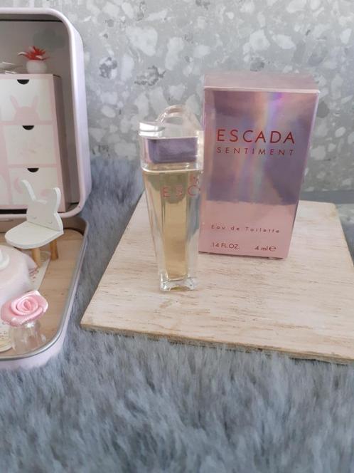 parfumminiatuur met doosje escada sentiment, Verzamelen, Parfumverzamelingen, Zo goed als nieuw, Miniatuur, Gevuld, Ophalen
